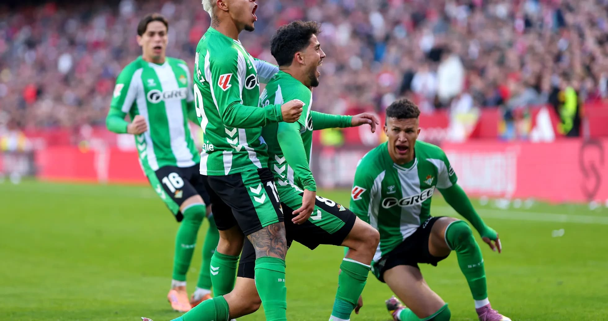 Real Betis futbolçuları sevinir