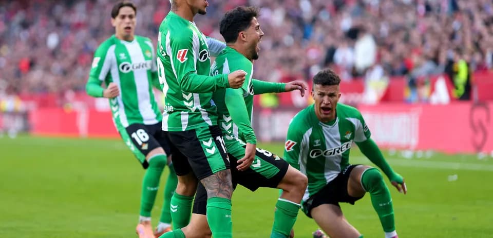 Real Betis futbolçuları sevinir