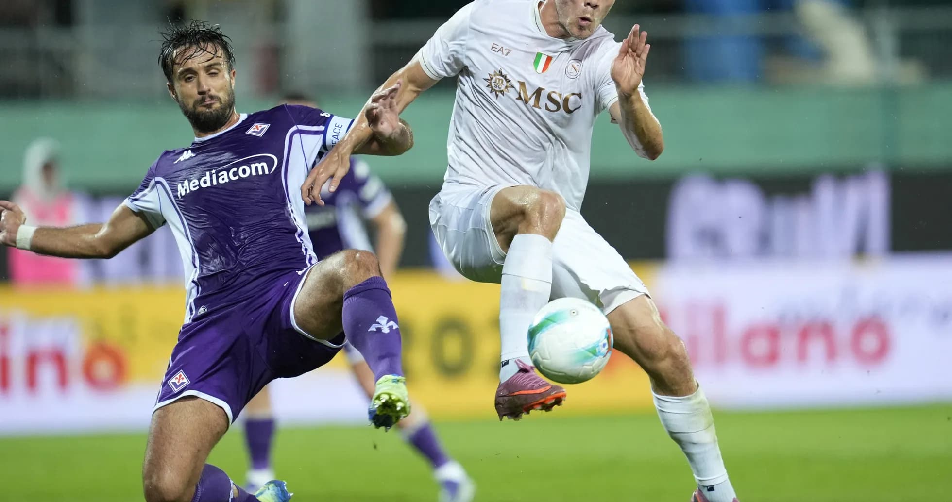 Fiorentina və Napoli futbolçuları top üçün mübarizə aparır