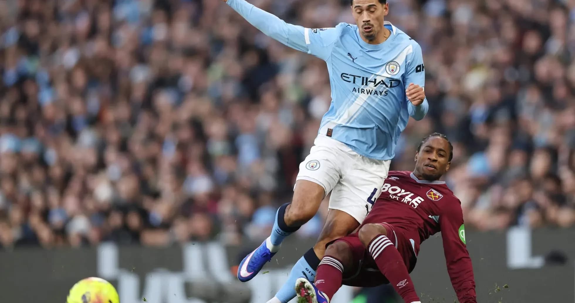 West Ham və Manchester City oyunçuları mübarizə aparır