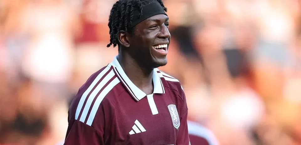 Futbolçu gülərək oyun zamanı meydanda