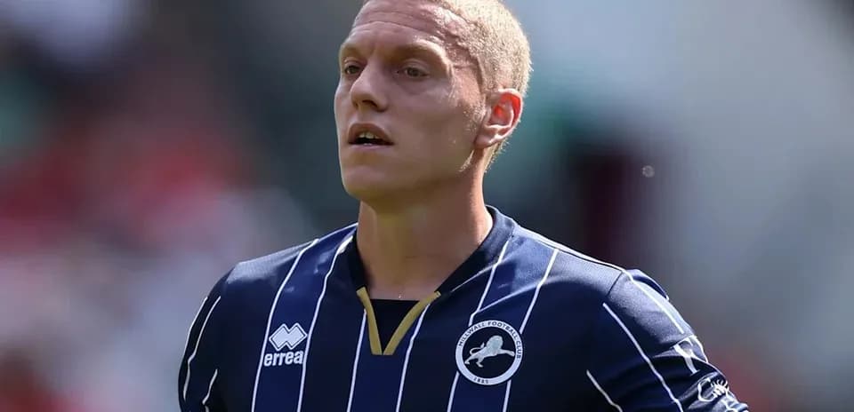 Futbolçu Millwall forması geyinib oyun zamanı