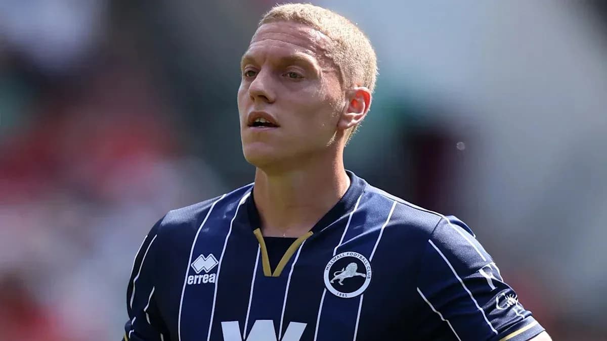 Futbolçu Millwall forması geyinib oyun zamanı