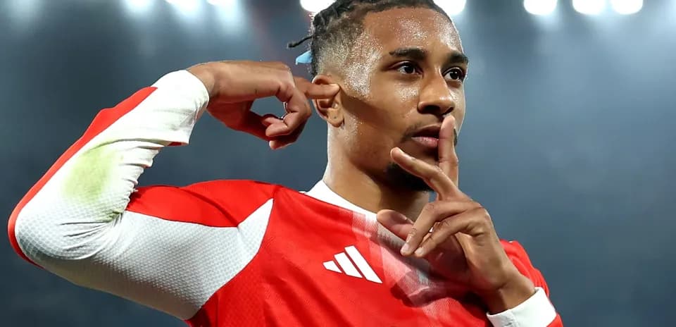 Futbolçu qol vurduqdan sonra susma işarəsi edir