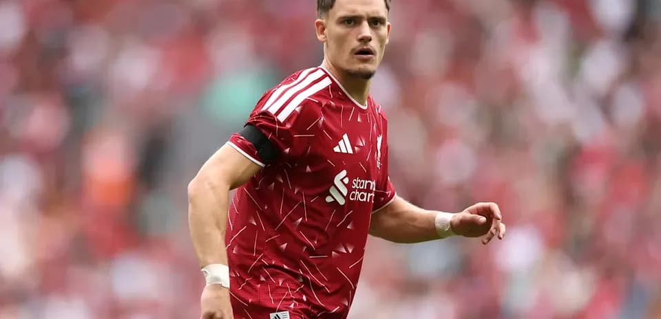 Futbolçu Liverpool formasında oyunçunun sahədəki anı