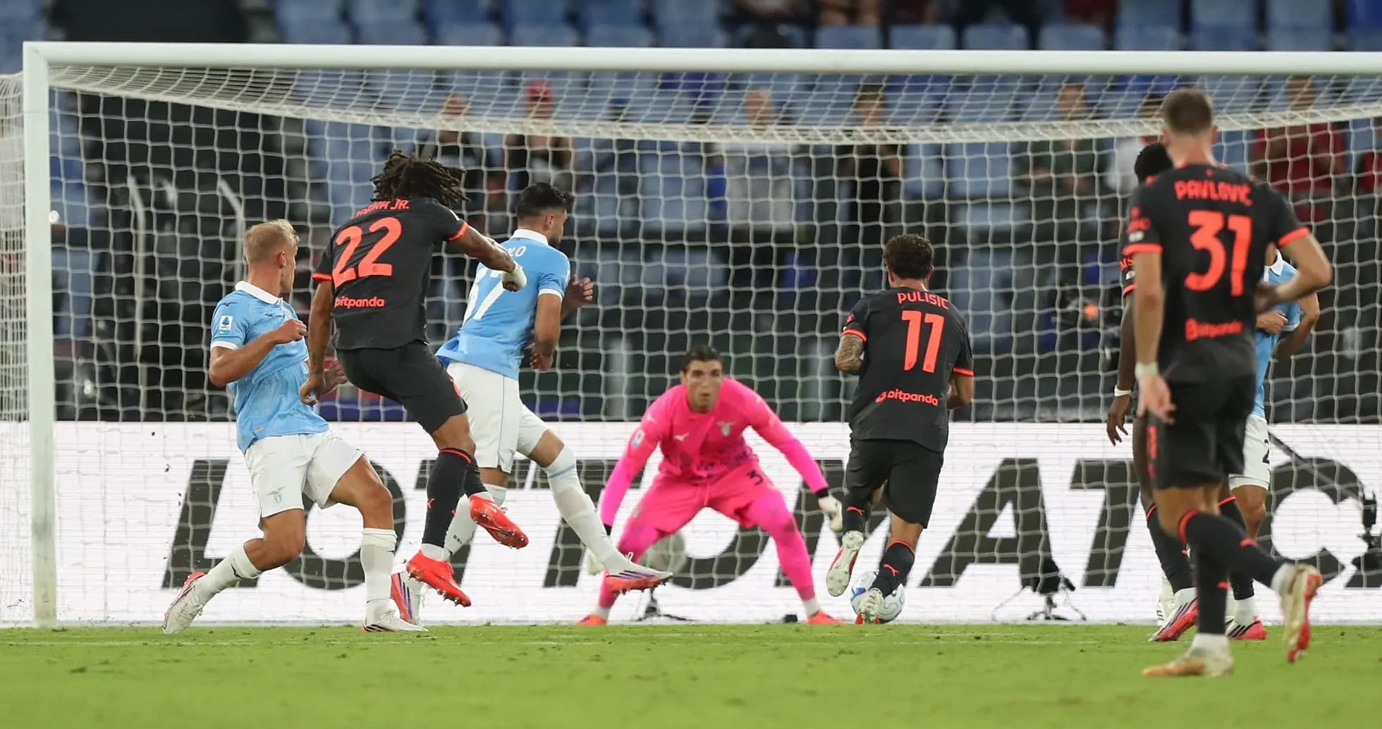 Lazio və AC Milan oyunçuları qapıya zərbə vurur