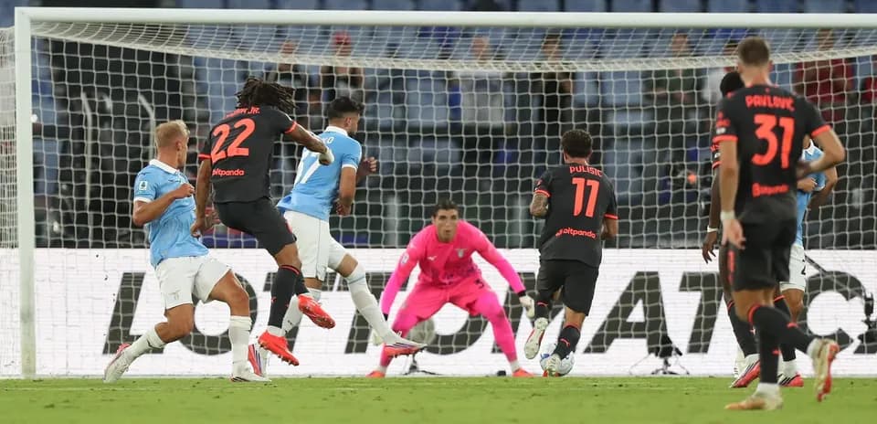 Lazio və AC Milan oyunçuları qapıya zərbə vurur