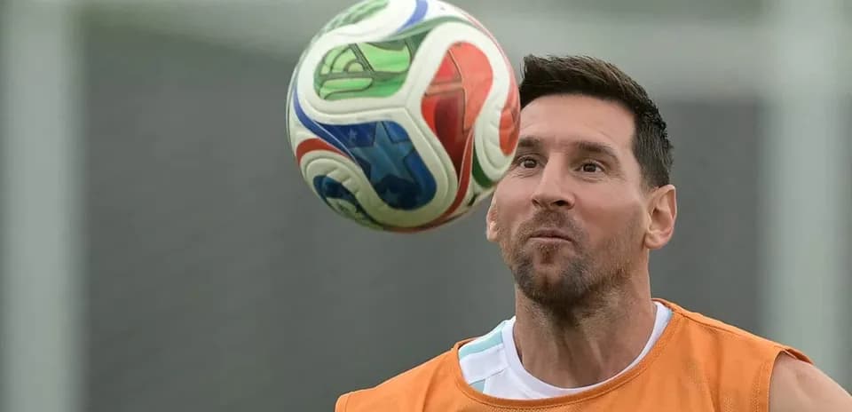 Futbol topunu havada tutan oyunçu məşq edir
