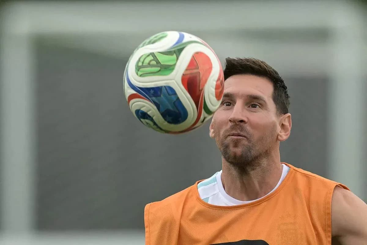 Futbol topunu havada tutan oyunçu məşq edir