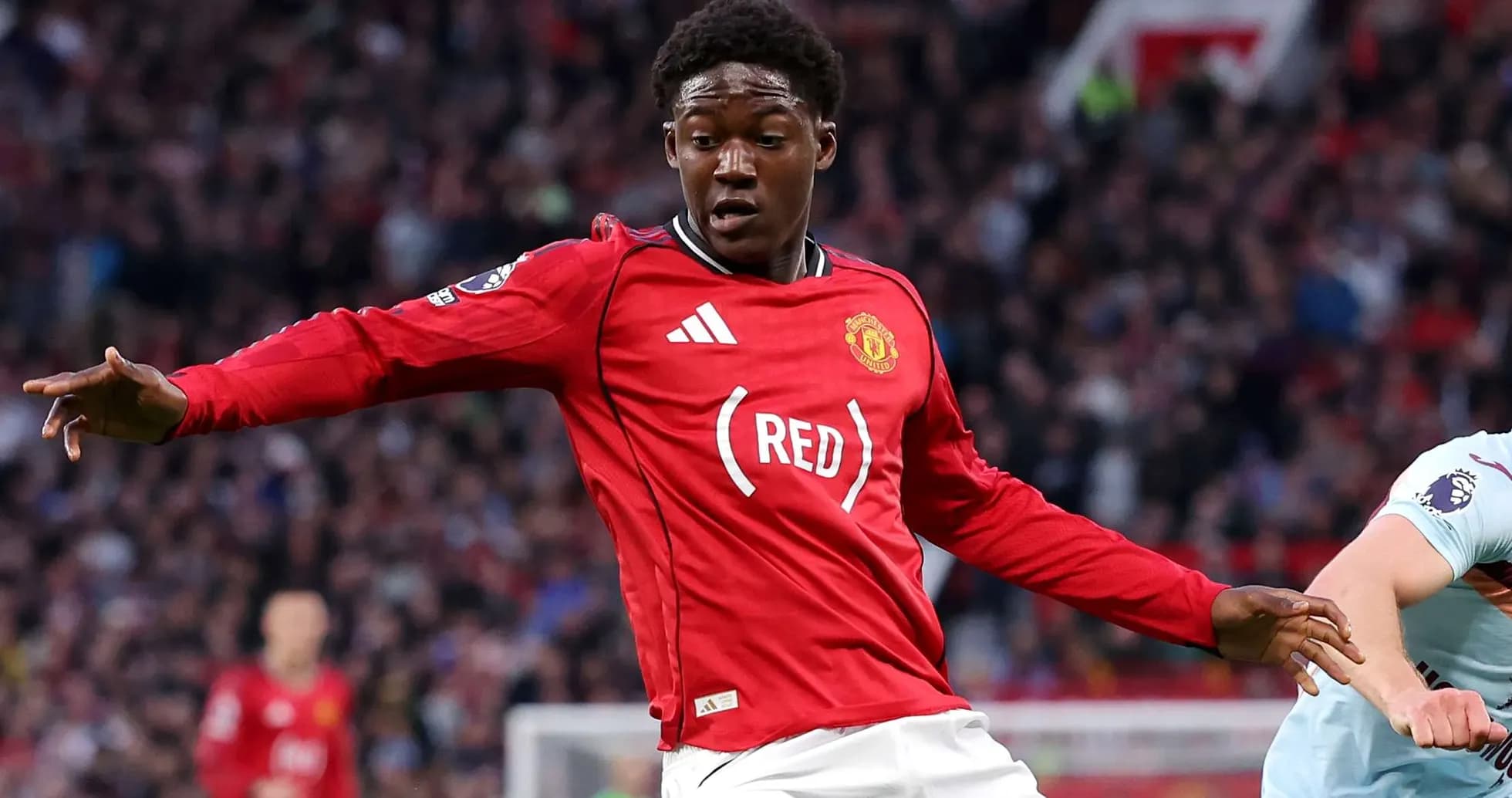 Manchester United oyunçusu topa doğru hərəkət edir