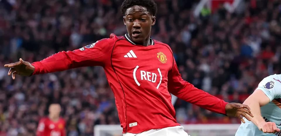 Manchester United oyunçusu topa doğru hərəkət edir