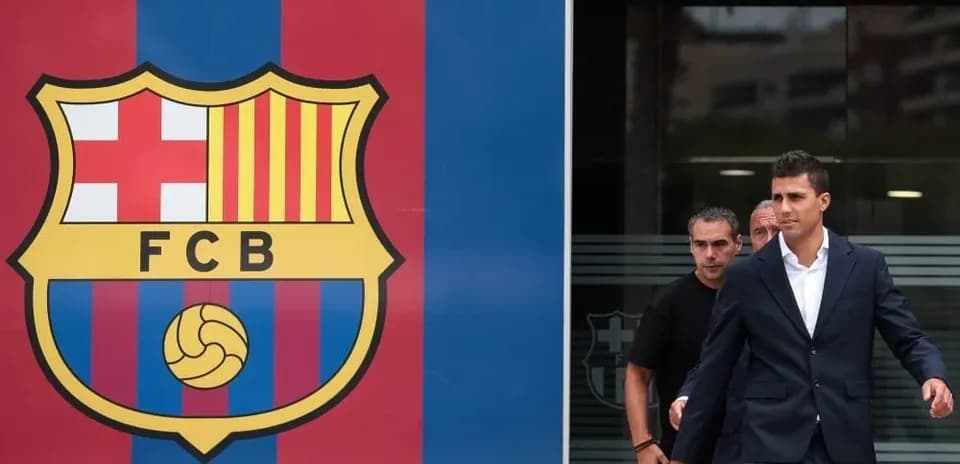 Yeni futbolçunun Barcelona klubunun önündən keçməsi