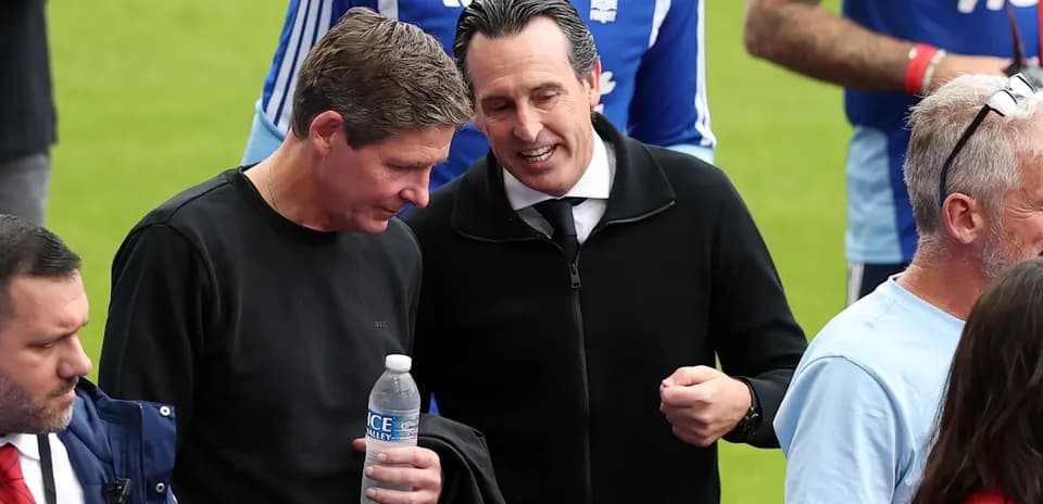 Two men conversing on the sidelines of a match