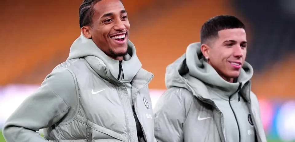 İki futbolçu məşq öncəsi gülərək danışır