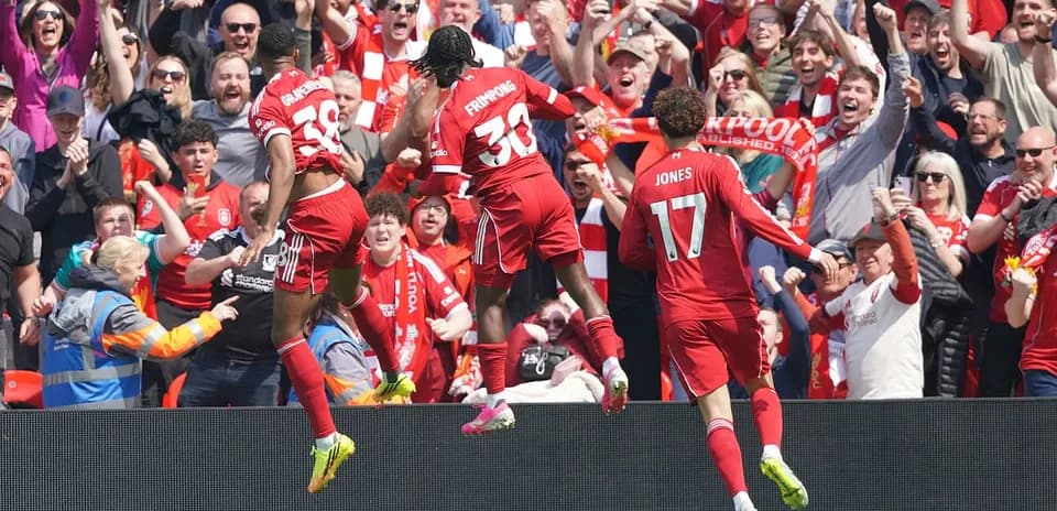 Liverpool azarkeşləri ilə sevinən oyunçular