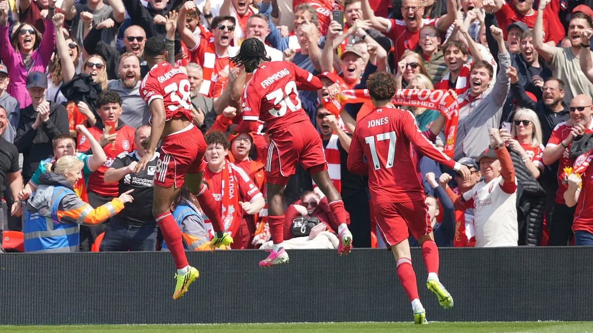 Liverpool azarkeşləri ilə sevinən oyunçular