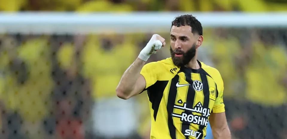 Futbolçu qol vurduqdan sonra sevinir