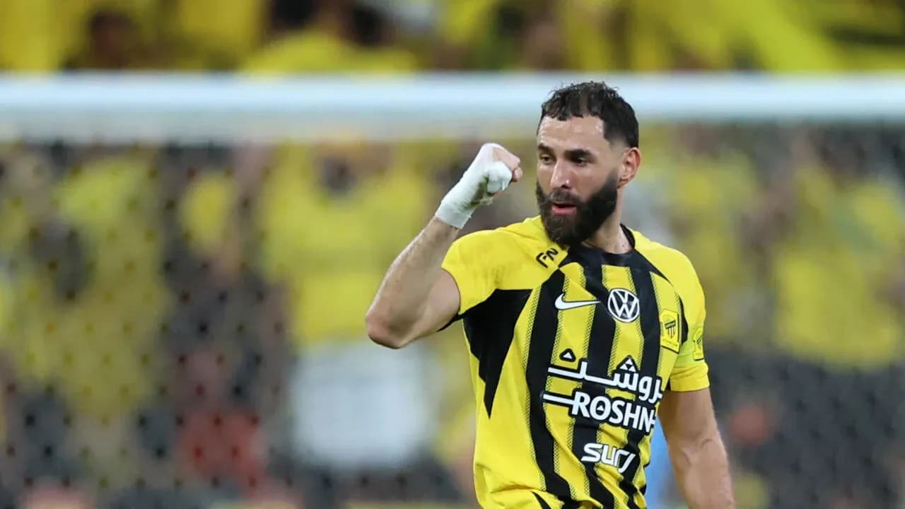 Futbolçu qol vurduqdan sonra sevinir