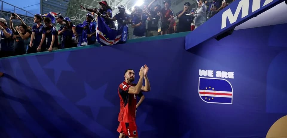 Futbolçu azarkeşlərə əl çırpır, Cape Verde bayrağı görünür