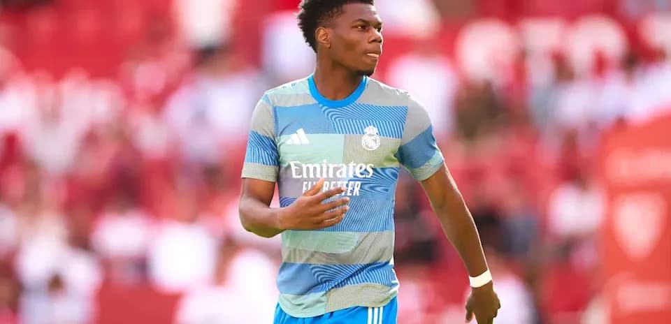 Futbolçu oyun öncəsi Real Madrid forması ilə