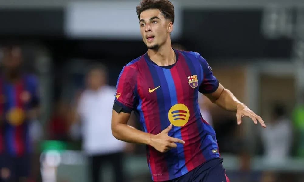 Futbolçu Barcelona formasında meydançada qaçır
