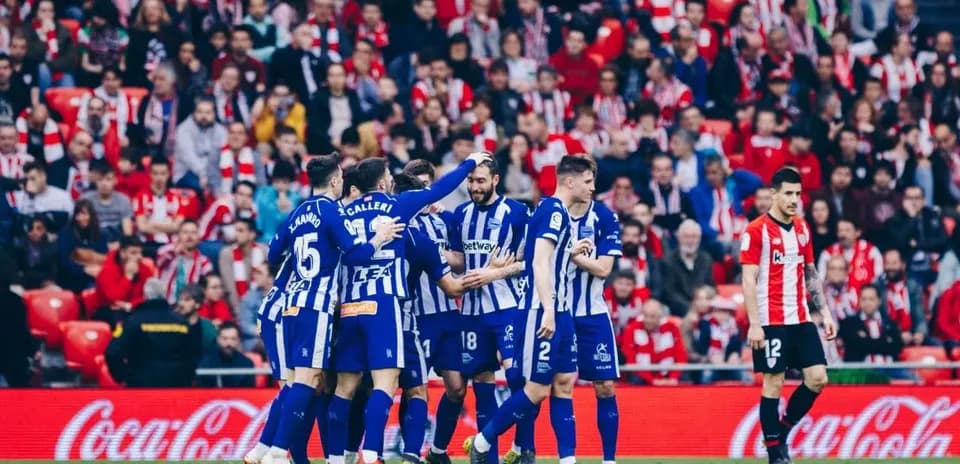Alaves futbolçuları qol sevincini yaşayır