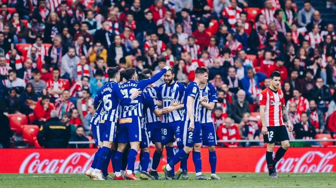 Alaves futbolçuları qol sevincini yaşayır