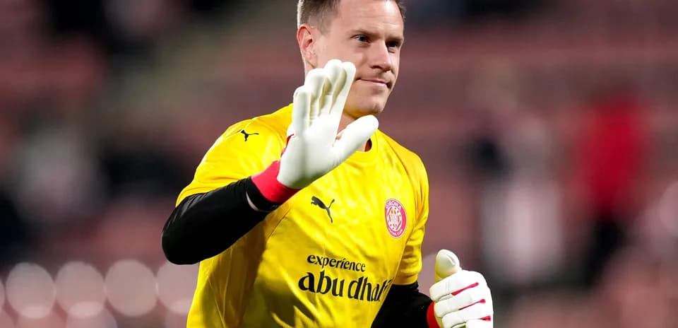 Qolkiper Girona FC komandasının oyunçusu əlini qaldırır