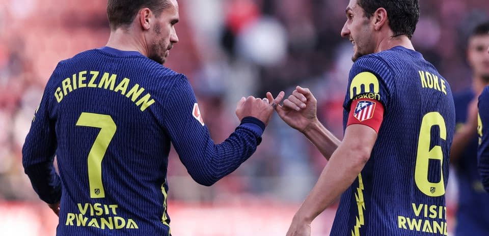 Griezmann və Koke matçda bir-birinə fist bump edir