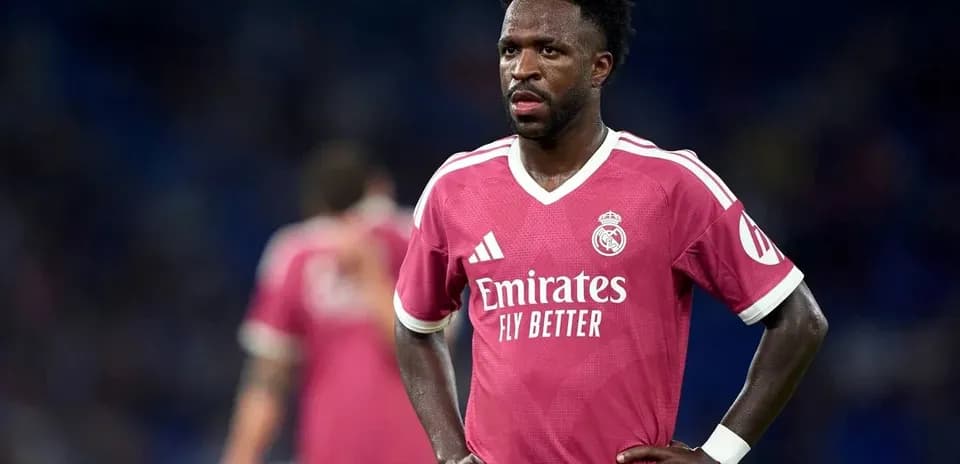 Futbolçu Real Madrid formasında durur