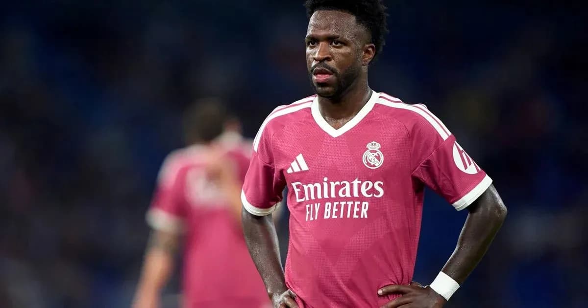Futbolçu Real Madrid formasında durur
