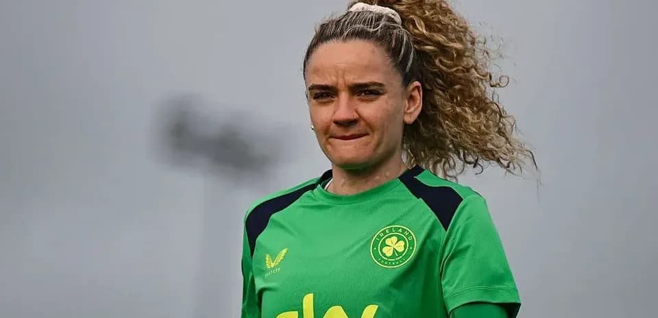 Futbolçunun məşq zamanı yaşıl forma ilə görüntüsü