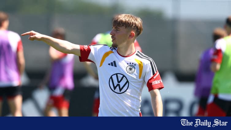 Futbolçu məşq zamanı komandaya istiqamət göstərir