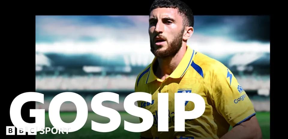 Futbolçu sarı forma ilə oyunda