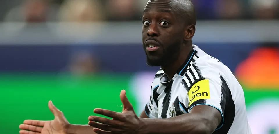 Futbolçu mübahisə edir, əlləri ilə jest edir