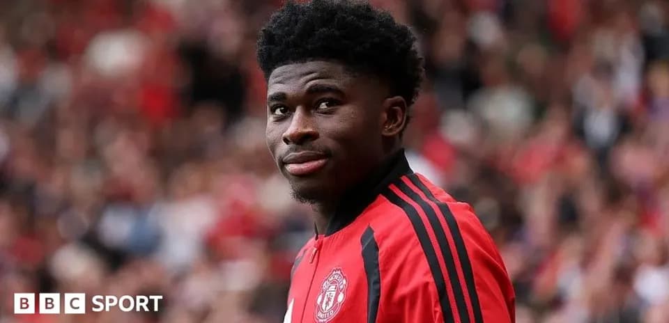 Futbolçu Manchester United forması ilə meydanda