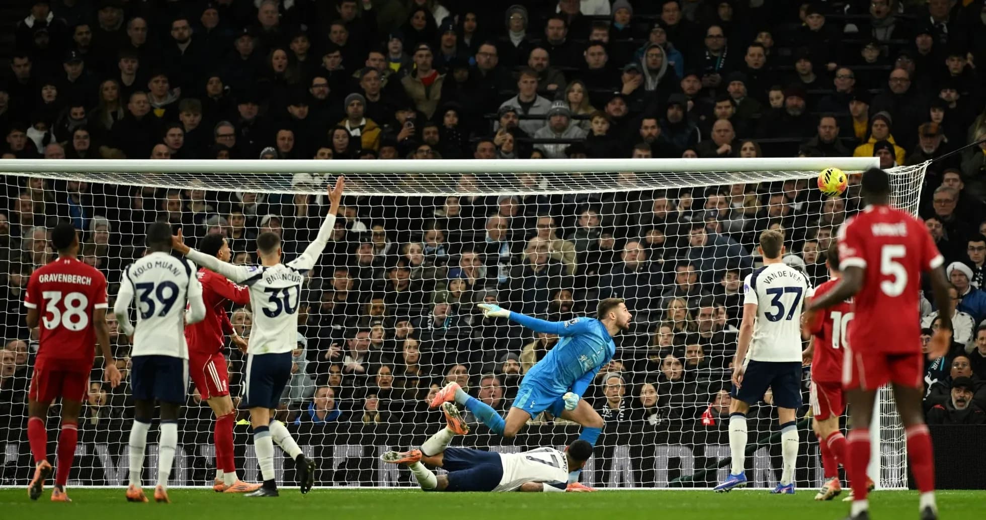 Topçuların qapısına zərbə vurulması