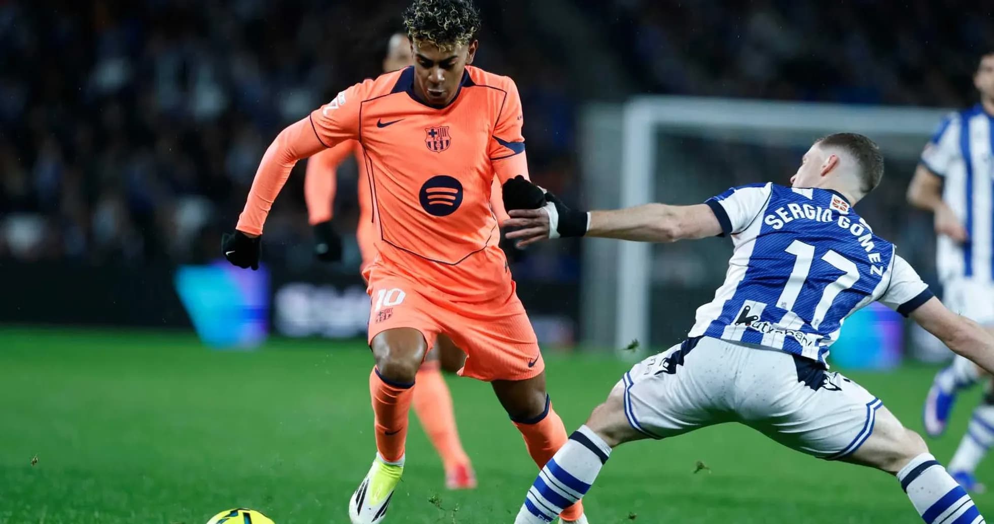 Real Sociedad və Alaves futbolçuları mübarizə aparır