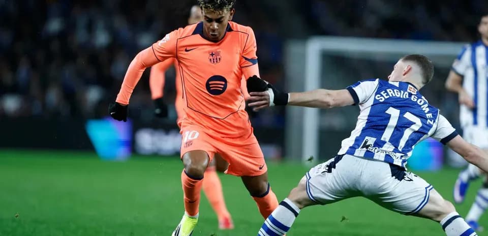 Real Sociedad və Alaves futbolçuları mübarizə aparır