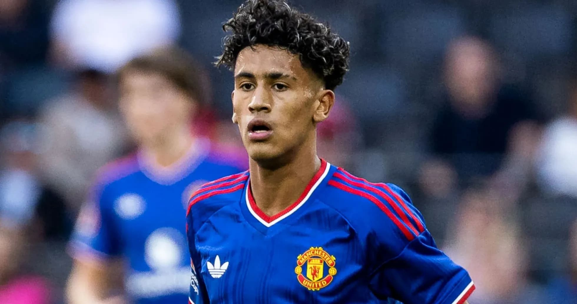 Futbolçu Manchester United formasında oyun sahasında
