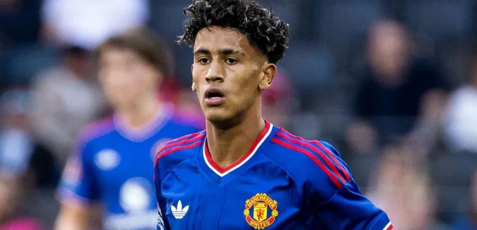Futbolçu Manchester United formasında oyun sahasında