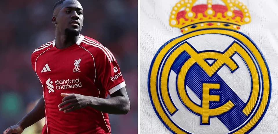 Futbolçu Liverpool formasında, Real Madrid emblemi