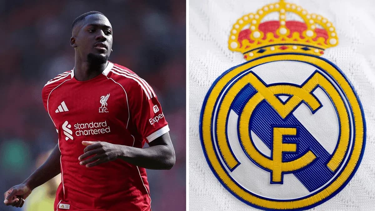 Futbolçu Liverpool formasında, Real Madrid emblemi