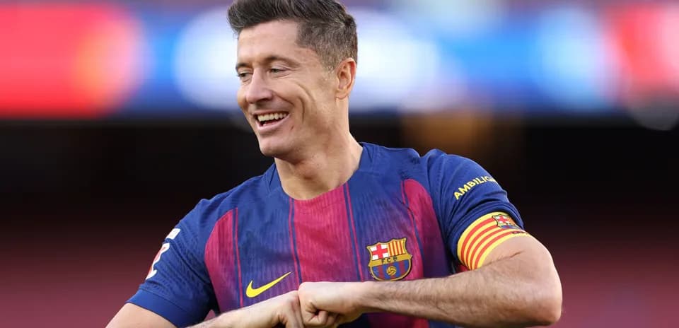 Futbolçu Barcelona formasında gülümsəyərək meydanda