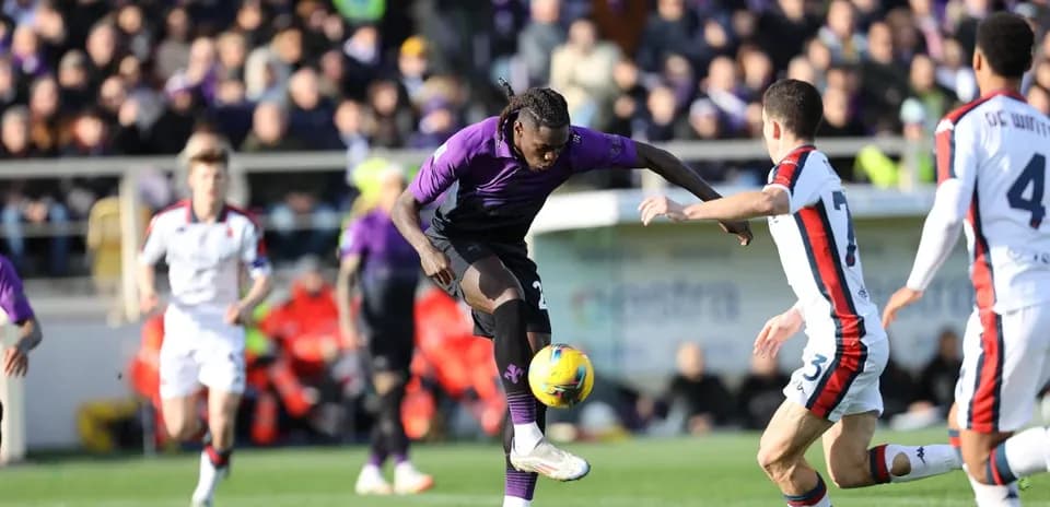 Fiorentina oyunçusu topu idarə edir