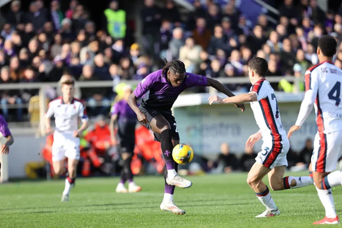 Fiorentina oyunçusu topu idarə edir