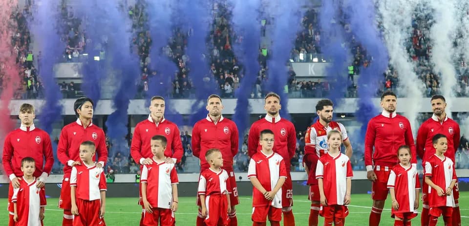 FK Crvena Zvezda oyunçuları marş zamanı