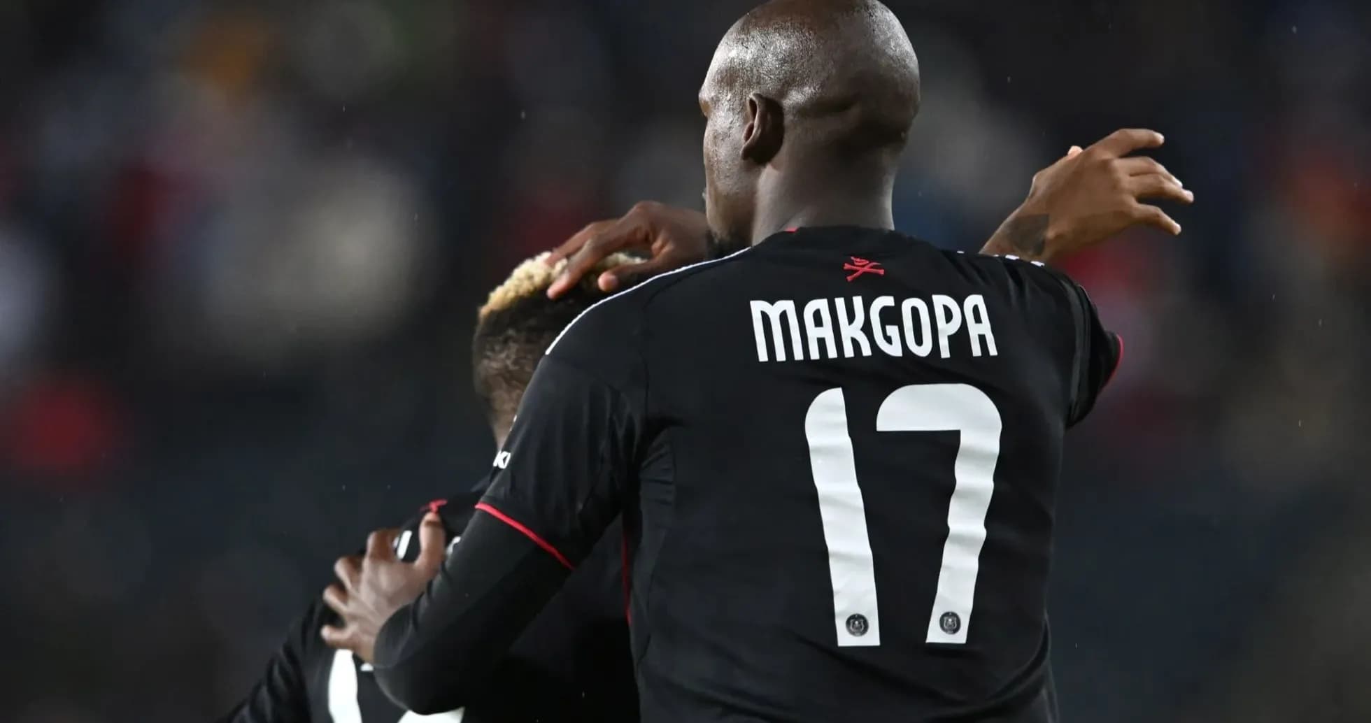 Futbolçular bir-birinə sarılır, Makgopa 17 nömrəli köynəkdə