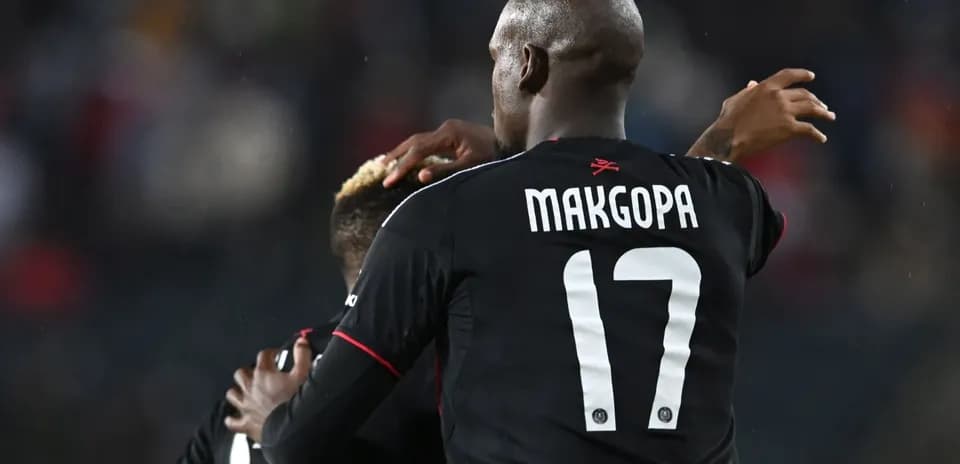 Futbolçular bir-birinə sarılır, Makgopa 17 nömrəli köynəkdə