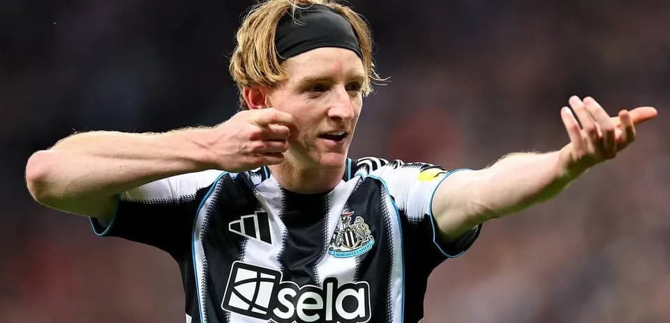 Futbolçu Newcastle formasında qol sevincini qeyd edir